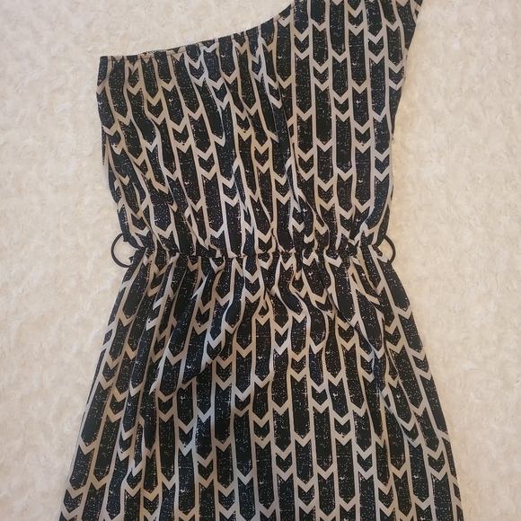 One shoulder dress - Picture 2 of 4